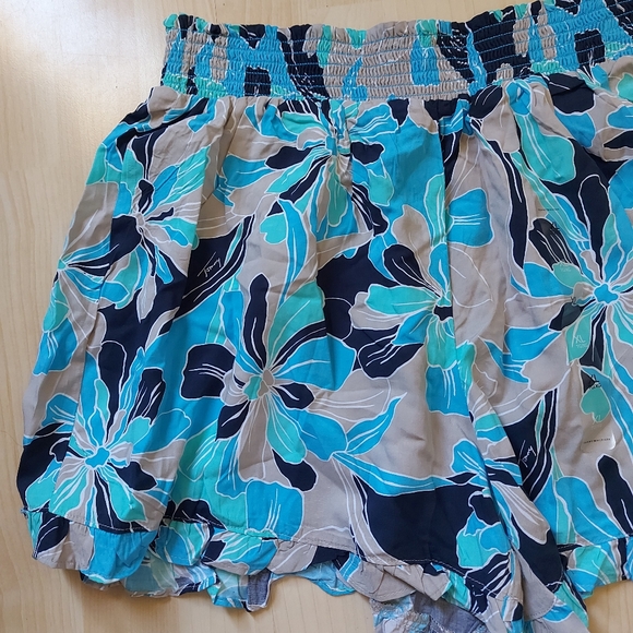 Tommy Hilfiger Ruffle Shorts - Picture 2 of 9